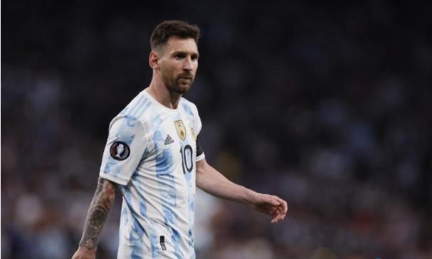 男子等巴士时，突然被人袭击身中多刀！警方：嫌疑人认错人